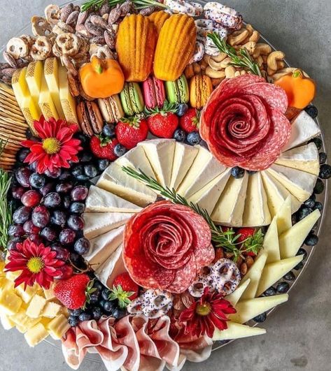 Sarcutery Board Ideas, Elevated Charcuterie Board, Charcuterie Appetizers, Charcuterie Board Meats, Amazing Food Platters, Catering Ideas Food, Party Food Buffet, Charcuterie Inspiration, Charcuterie Platter