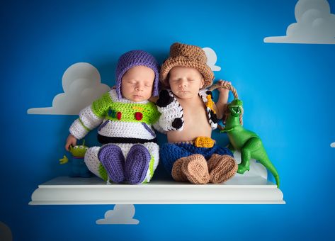 California Mom Gives Newborn Twins a <em>Toy Story</em>-Themed Photo Shoot — and It's Beyond Adorable Toy Story Photoshoot, Nursery For Twins, Newborn Twin Photos, Baby Photoshoot Ideas At Home, Toy Story Nursery, Photoshoot Ideas At Home, Toy Story Baby, Twin Photos, Baby Photoshoot Ideas