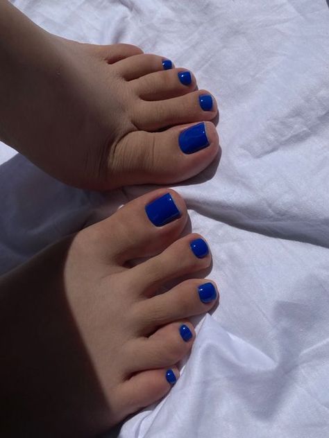 Royal Blue Toenails, Dark Blue Toe Nails, Blue Mani Pedi, Royal Blue Pedicure, Royal Blue Toe Nails, Navy Blue Toes, Blue Pedicure Ideas, Winter Toes, Blue Toenails