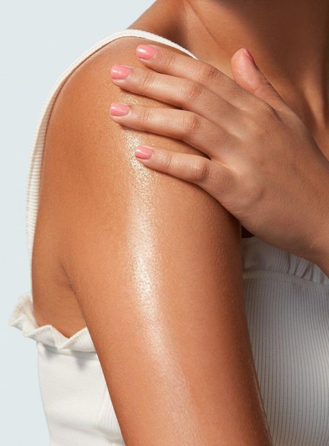 An ultra-hydrating sunscreen body oil that leaves skin glowing and protected, without feeling greasy. This lightweight oil is water-resistant for 80 minutes and made with an antioxidant-rich formula for superior sun protection. Give your skin a brilliant glow, and diminish signs of UV damage, all in one. Cucumber Scent, Coconut Oil Face Mask, Diy Coconut Oil, Sunscreen Oil, Glow Oil, Brown Spots Removal, Nose Shapes, Benefits Of Coconut Oil, Skin Glowing