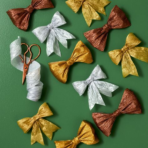 Crepe Paper Ornaments, Crepe Paper Christmas Decorations, Paper Bows Diy, Diy Holiday Decorations, Merry Chrysler, Metallic Wrapping Paper, Paper Bows, Crepe Paper Crafts, Holiday Diy Projects