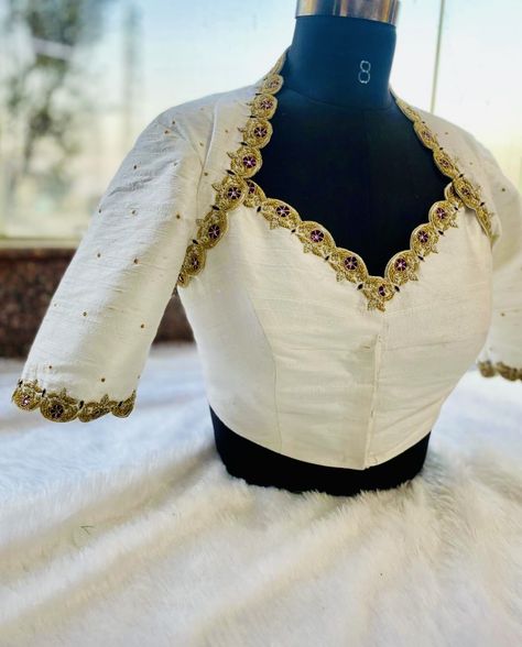 Close Neck Blouse, Jewel Neck Blouse, Blouse Design Images, Hand Work Blouse, Maggam Work Blouses, Beaded Necklace Designs, Maggam Work Blouse Designs, Blouse Neck, Hand Work Blouse Design