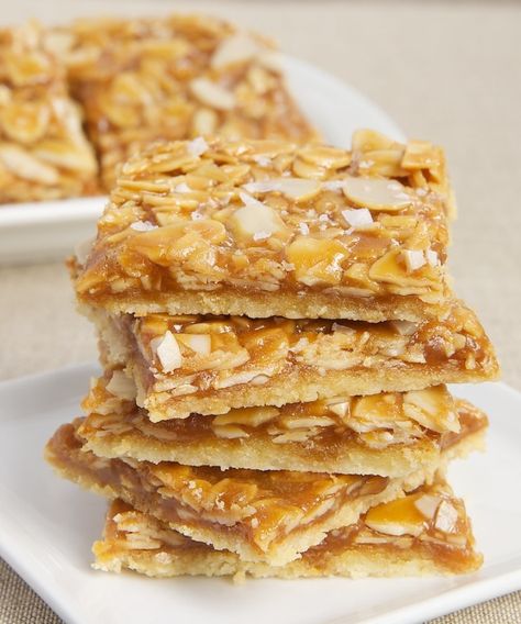 Salted Caramel Almond Bars | Bake or Break Almond Caramel, Brownies Recipes, Almond Bars, Caramel Desserts, Treats Recipes, Bar Cookies, Chocolate Pecan, Pie Bar, Köstliche Desserts