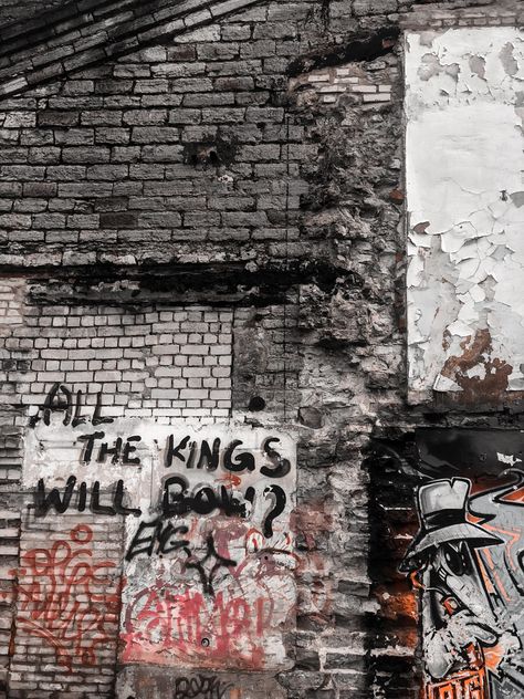 Old Graffiti Wall, Brick Wall With Graffiti, Brick Wall Aesthetic, Industrial Graffiti, Graffiti On Brick Wall, Brick Wall Graffiti, Graffiti On Wall, Old Brick Building, Texture Ideas