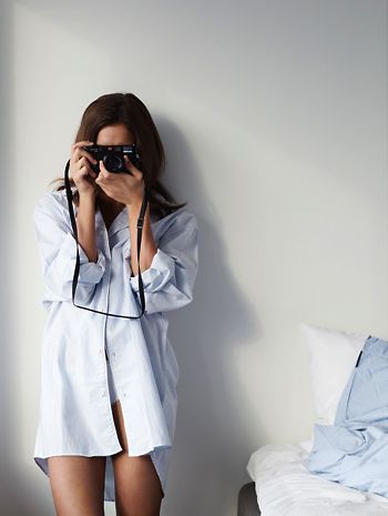 The men's shirt. Most likely the sexiest thing a woman can wear. Feminine Tomboy, Girls With Cameras, Woman Bedding, Wattpad Stories, Female Photographers, Olivia Palermo, Boyfriend Shirt, Photography Women, Brown Dress