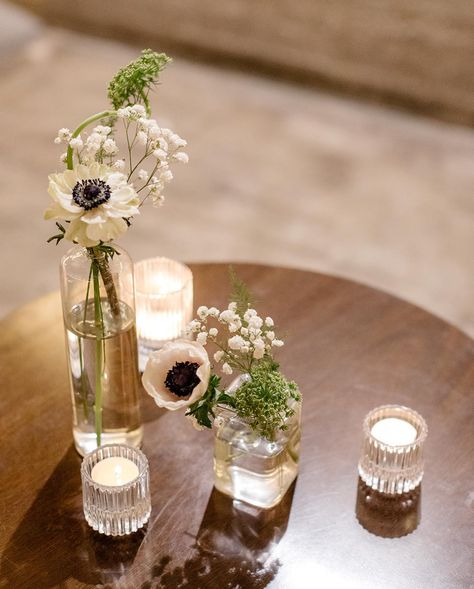 When even the bud vases are bringing drama, you know it's good!   Photography: https://www.michellescottphoto.com/ Single Stem Bud Vases Wedding, Floating Candle Arrangements, Tuscan Wedding Theme, Bud Vases Wedding, Good Photography, Tuscan Wedding, Floral Design Studio, Moody Wedding, Wedding Vases