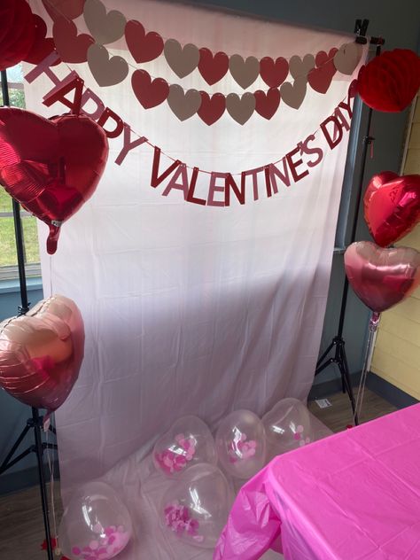 Valentines Picnic, Valentines Day Tablescapes, Valentine Board, Valentines Party Decor, Valentine's Day Decorations, Team Bonding, Galentines Party, Galentines Day, Heart Decor