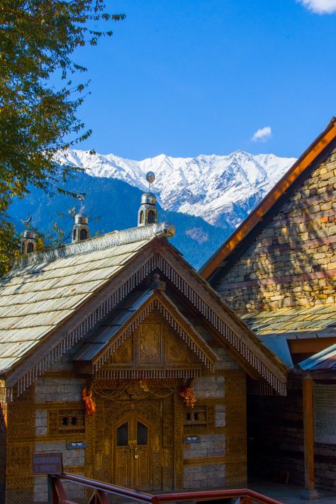 Old Castle of King, and he sold it to Britishers and shifted to Kullu,So it is operated by Government only,Has a really nice place to sin and have food downstairs,Reflecting the Historical Architecture of Himalayas and Traditional Belongings of the place! Manali. #manali #photography #himalayas #castle #mountain #culture #architecture Kullu Manali Photography, Manali Photography, Castle Mountain, Culture Architecture, Architectural Orders, Old Castle, Athens Acropolis, Romanesque Architecture, Cultural Architecture