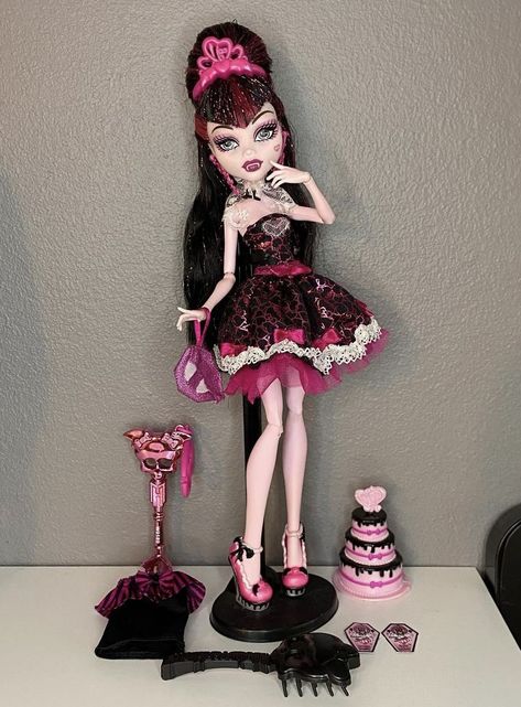 Monster High Dolls Gen 1, Draculaura Sweet 1600, Draculaura Doll, Arte Monster High, Monster High Pictures, Moster High, Monster High Custom, Love Monster, Monster High Art