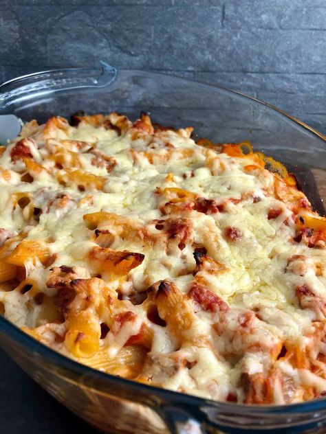 Tuna Pasta Bake Easy, Tomato Tuna Pasta Bake, Cheesy Tuna Pasta Bake, Tuna Resepte, Tuna Pasta Recipes, Tuna Bake Recipe, Cassarole Meals, Tuna Pasta Bake Recipe, Creamy Tuna Pasta Bake