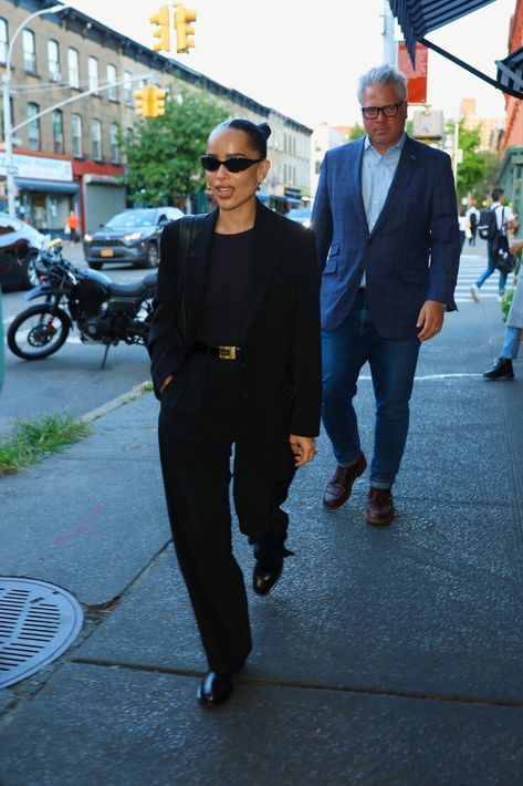 Zoe Kravitz Style, Stylish Suit, Zoe Kravitz, Style Muse, Preppy Girl, Work Style, Street Style Winter, Evening Outfits, Celebrity Street Style