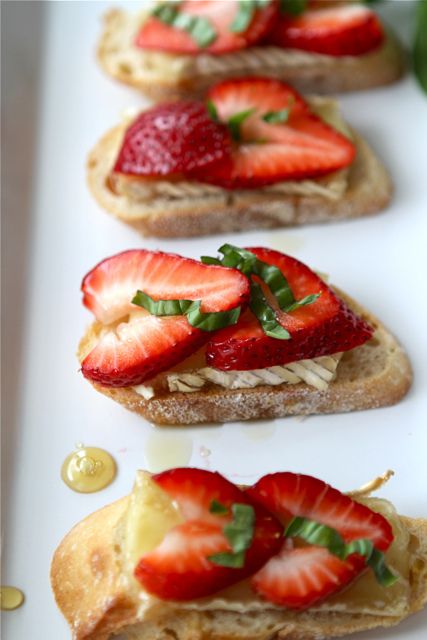 Crostini with Brie Cheese, Strawberries, Honey & Basil Recipe by CookinCanuck, via Flickr Strawberry Crostini, Beautiful Appetizers, Strawberry Brie, Reflux Diet, Crostini Recipes, Basil Recipes, Men Art, Brie Cheese, Läcker Mat