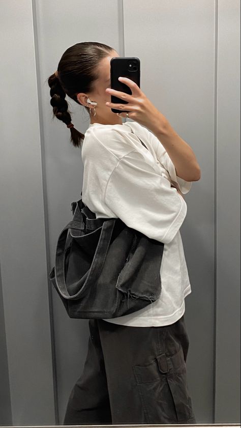 #ootd #ootdfashion #aesthetic #fashion #parachutetrouseroutfit #parachutepants #grey #outfitideas #outfit #clean #neat #cleangirlaesthetic #oversized Grey Parachute Pants Outfit, Grey Crewneck Outfit, Parachute Pants Outfit, Grey Pants Outfit, Fits 2023, Crewneck Outfit, Outfit Oversize, Streetwear Inspo, Trouser Outfit