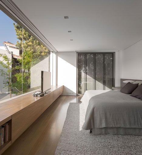 Dormitorio de matrimonio, sencillez. Casa k by studio arthur casas Bedroom Window Design, Minimal Interior Design, House Studio, Bedroom Window, Bedroom Windows, Minimalism Interior, Smart Design, Window Design, Beautiful Bedrooms