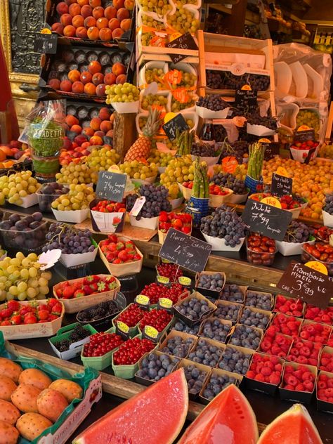 #paris #market #aesthetic #city #street #travel Paris Street Market, Paris Farmers Market, Street Market Aesthetic, Paris Street Food, Descendants Dr, Market Aesthetic, Paris Market, Tiana And Naveen, Characters Aesthetic