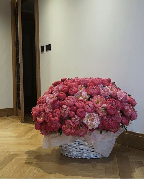 Giant Flower Bouquet, Giant Bouquet, Flower Bouquet Art, Bouquet Art, Luxury Flower Bouquets, Bouquet Roses, Psychology Student, Boquette Flowers, Nothing But Flowers