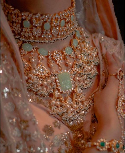 India Jewelry Traditional, Alya Core, Pakistani Jewellery, Pengantin India, Kundan Jewellery Set, Perhiasan India, Indian Bridal Jewelry Sets, Bridal Jewellery Design, Asian Jewelry