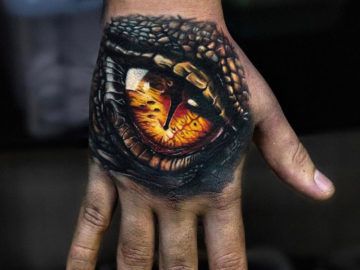 Dragon Hand Tattoo, Crocodile Eyes, Crocodile Tattoo, Tattoo Realism, Artwork Tattoo, Worlds Best Tattoos, Queen Tattoo, Dragon Tattoo Designs, Tattoo Magazines