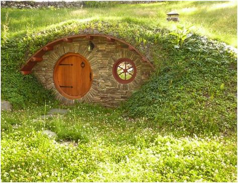 Now that it's getting time to start collecting from the garden I thought we could talk about Root Cellars. I've always wanted a root cellar but don't have the funds to build a traditional one….you ... Case Sotterranee, Casa Dos Hobbits, Casa Hobbit, Root Cellar, Hobbit Hole, Hemma Diy, Survival Gardening, Tanah Liat, Outdoor Sheds