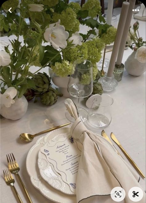 Paper Napkins Wedding Place Settings, Nancy Meyers Tablescape, Greek Wedding Aesthetic, Nancy Meyers Wedding Aesthetic, European Wedding Decor, Classy Spring Wedding, Wedding Tablescapes Round, Tablescapes Wedding, Green Tablescape