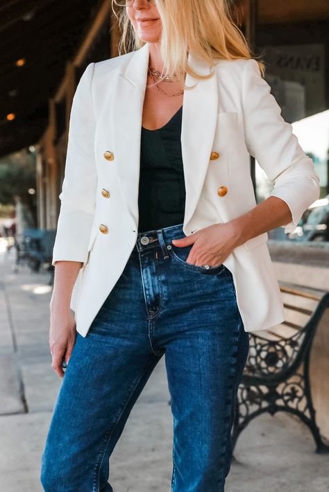 How To Wear A Blazer With Jeans...6 Outfit Ideas You Can Try! White Blazer Outfit Casual Street Styles, Blazer With Mom Jeans, White Blazer Outfit, Erin Busbee, White Blazer Outfits, Busbee Style, Workwear Wardrobe, Outfits Primavera, Off White Blazer