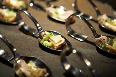 Spoon size hors d'oeuvres  From: Menu Ideas for a Black Tie Party Engagement Party Food Table, Black Tie Dinner Party, Tie Food, Black Tie Party, Dinner Party Menu, Iron Rich Foods, Black Tie Gala, Sensory Experience, Gala Dinner