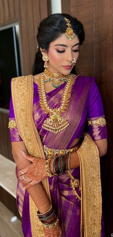 Purple Wedding Saree Brides, Telugu Wedding Hairstyles, Madisar Saree Iyer Bride, Dark Purple Saree Blouse Combination, Telugu Bridal Look, Reception Hairstyle, Indian Wedding Reception Outfits, Reception Theme, Maharashtrian Bride