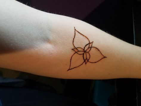 Trillium Tattoo Flower, Trillium Flower Tattoo, Ilyon Chronicles, Trillium Tattoo, Van Gogh Tattoo, Trillium Flower, One Line Tattoo, Flower Henna, Art Tattoos