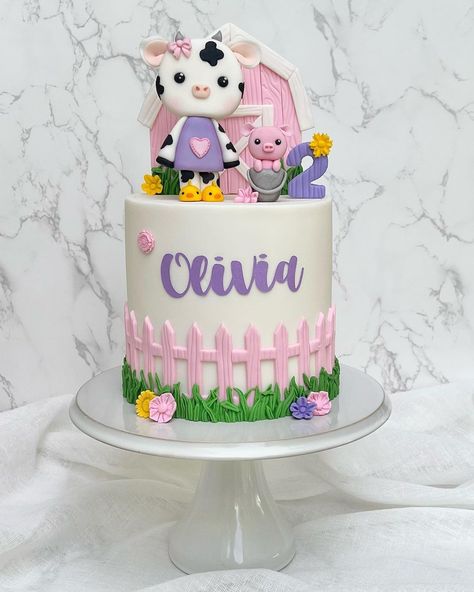 Pink Barnyard Cake, Farm Birthday Cake Girl, Farm Animal Theme Cake, Pink Farm Cake, Farm Theme Birthday Cake, Farm Theme Cake, Animal Theme Cake, Girl Farm Birthday Party, Farm Birthday Cake