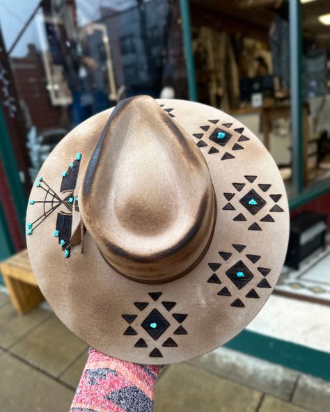 Check out this beautiful one of a kind customized Charlie One Horse Hat! This stunning hat is a Lakota Charlie, and after customization features several upgrades, including an all over burn as well as etched burning featuring a geometric design and a thunderbird, complete with faux turquoise accents. This hat is sure t Diy Leather Hat, Best Hats For Men, Charlie One Horse Hats, Western Hat Styles, Womens Western Hats, Cowboy Hat Design, Cowboy Hat Styles, Hat Burning, Custom Cowboy Hats