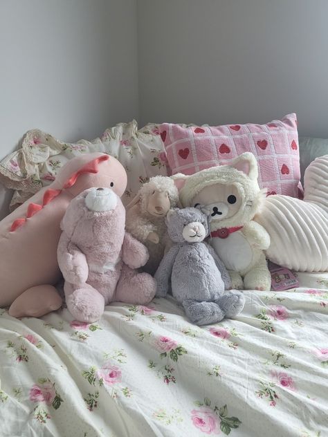 Stuffed Animals On Bed, Puppy Boy, Big Teddy, House Smell Good, Crochet Plushie, Big Beds, Dreams Beds, Big House, House Smell