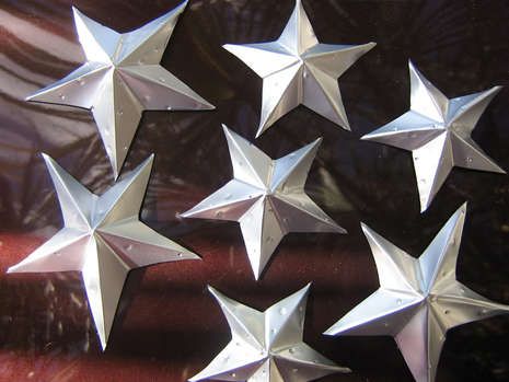 How to turn soda cans into stars. » Curbly | DIY Design Community Soda Can Art, Soda Can Crafts, Tin Can Art, Aluminum Can Crafts, Tin Star, Tin Can Crafts, Aluminum Cans, Pop Cans, Diy Bricolage