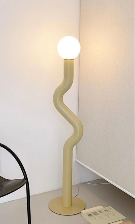 Funky Standing Lamp, Wavy Lamp, Pastel Interior Design, Maximalist Living Room, Fall Front Porch Decor Ideas, Funky Living Rooms, Diy Lampe, Unique Floor Lamps, Elegant Table Settings