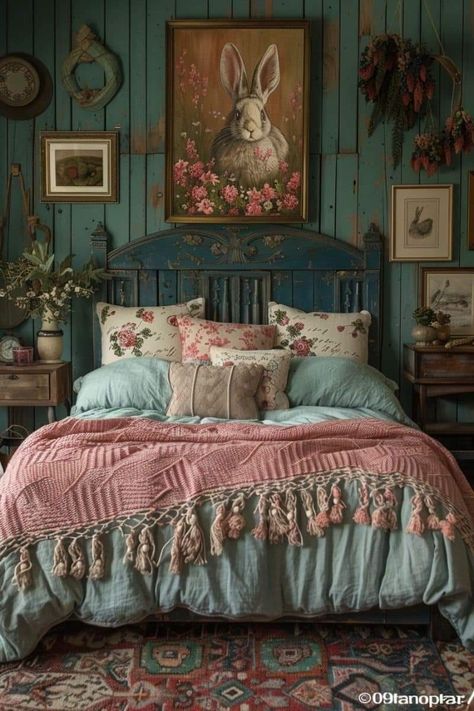 Vintage Bedroom Design, Bohemian Bedroom Inspiration, Vintage Bedroom Ideas, Bedroom Inspiration Cozy, Baddie Apartment, Apartment Bedroom Ideas, Bedroom Ideas For Small Rooms Cozy, Casa Country, Casa Vintage