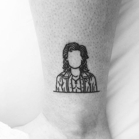 Stranger Things' Billy Hargrove minimal line horror tattoo. Design by Sofia Ayuso Billy Hargrove Tattoo, Stranger Things Tattoo Ideas, Serendipity Tattoo, St Tattoo, Stranger Things Tattoo, Abstract Tattoo Ideas, Unique Small Tattoo, Billy Hargrove, Dacre Montgomery