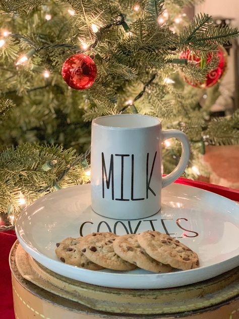 Make a darling cookies and milk for Santa plate and mug set in minutes with the DIY from Everyday Party Magazine #Cookies #Milk #Santa #DIY #Cricut Hand Cookies, Toddler Christmas Pictures, Cookies And Milk For Santa, Kids On Christmas, Christmas Plate Set, Milk For Santa, Bridal Cookies, Instagram Cookies, Christmas Cookie Box