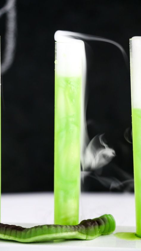 Party Cocktail Ideas, Dry Ice Cocktails, Halloween Food Recipes, Ice Cocktails, Test Tube Shots, Midori Melon, Halloween Shots, Recipes Halloween, Hocus Pocus Party