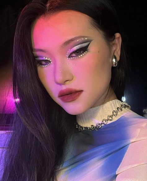 Euphoria Themed Makeup Maddy, Shark Makeup, Glamor Makeup, Euphoria Maddy, Makeup Themes, Makeup Face Charts, Graphic Makeup, Graphic Eyeliner, Glam Makeup Look