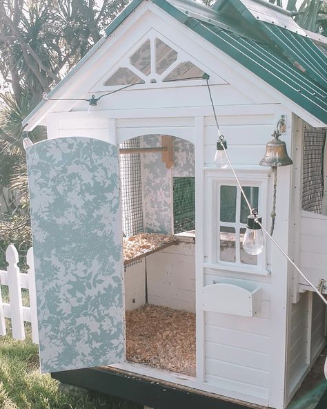 Pink And White Chicken Coop, Playhouse Chicken Coop, Chook House, Inside Chicken Coop, Chook Pen, Backyard Ducks, Cute Chicken Coops, Childrens Playhouse, Backyard Chicken Coop Plans