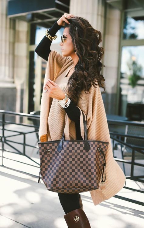 Vuitton Outfit, Poncho Outfit, Classy Fall Outfits, Tory Burch Boots, Mode Tips, Baublebar Earrings, Neverfull Mm, Outfit Inspiration Fall, Vuitton Neverfull