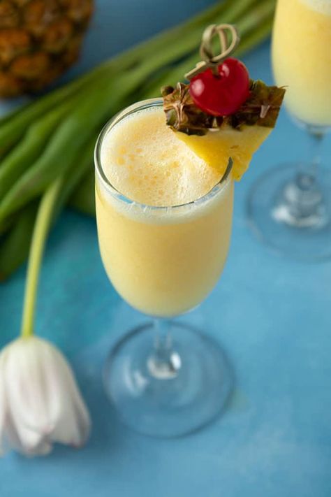 These beautiful, delicious and easy Pineapple Cream Mimosas will be a hit at your next weekend brunch. Perfect for Mother’s Day and Easter! #mimosa Easter Mimosa, Easter Drink, Easter Food Appetizers, Mimosa Recipe, Brunch Drinks, Yummy Alcoholic Drinks, Boozy Drinks, Cocktail Drinks Recipes, Alcohol Drink Recipes