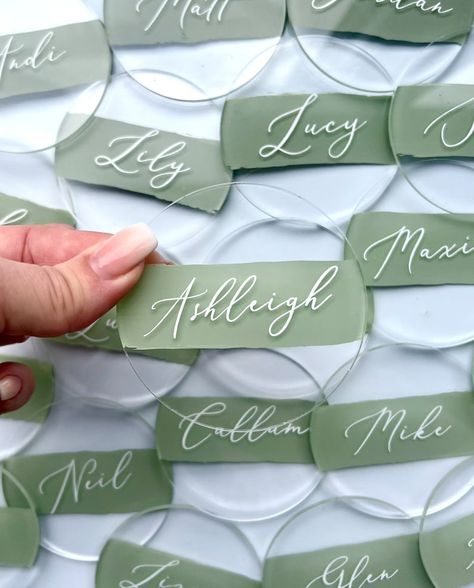 Acrylic Name Cards, Wedding Signs Acrylic, Place Settings Wedding, Name Cards Wedding, Cricut Wedding, Acrylic Signage, Name Place Cards, Wedding Place Settings, Paper Place