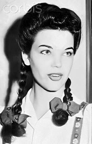 1940's braids 1940 Hair, 1940s Hair, Retro Updo, 40s Hairstyles, 1940s Women, Wild Hair Color, Vintage Actresses, 50s Hairstyles, 1940s Hairstyles