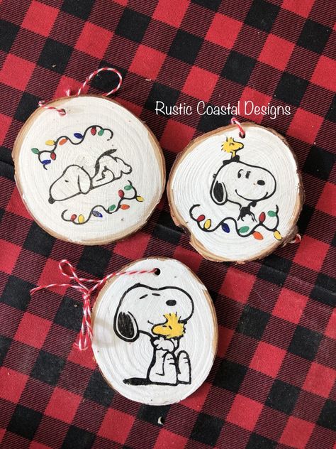 Diy Peanuts Ornaments, Things To Paint On Ornaments, Diy Wood Burned Ornaments, Woodburn Ornaments Diy, Snoopy Christmas Ornaments Diy, Diy Painted Christmas Gifts, Diy Peanuts Christmas Decorations, Grinch Wood Ornaments, Diy Christmas Wooden Ornaments