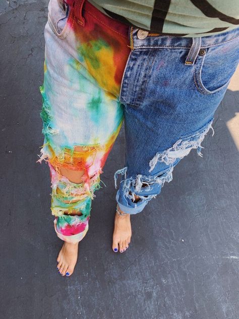 Diy Tie Dye Designs, Tie Dye Patterns Diy, Hippie Jeans, Chess Puzzles, Diy Tie Dye Shirts, Dye Jeans, Tie Dye Crafts, Tie Dye Jeans, How To Tie Dye