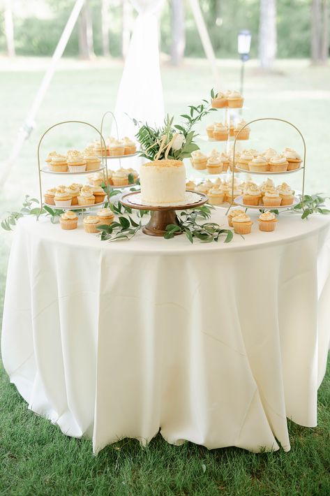 Cupcake Table For Wedding, Cupcake Cake Wedding Display, Circle Dessert Table, Birthday Dessert Display Ideas, Simple Sweets Table Wedding, Wedding Desserts Table Ideas, Cake Setting Table, Round Table Dessert Table, Small Wedding Cakes And Cupcakes