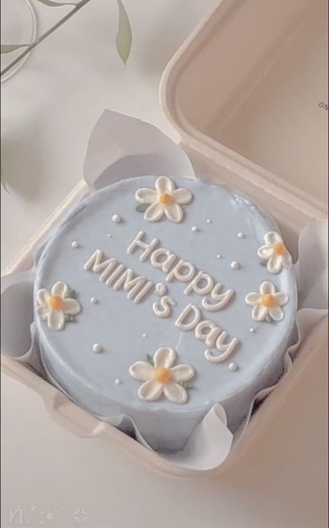 Tiny Cakes Birthday, Easy Birthday Cake Ideas For Women, Aesthetic Flower Birthday Cake, Spring Birthday Cake Aesthetic, Cute Birthday Cakes Aesthetic Blue, Cute Flower Cakes Aesthetic, Cake Ideas Aesthetic Blue, Simple Round Cake Designs, Cute Blue Cake