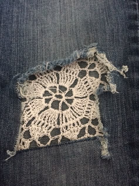 Crochet Jeans Patch, Jeans With Crochet, Crochet Patches, Artisanats Denim, Mending Clothes, Denim Crafts Diy, Shabby Chic Clothes, Visible Mending, Custom Crochet