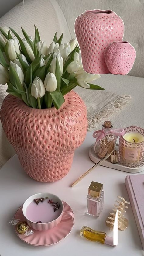 Strawberry ceramic vase pink as show in picture to buy on Amazon perfect find, #finderskeepers Office Vase, Strawberry Vase, Vases For Flowers, Vase Modern, Pretty Aesthetic, No Thanks, Red Decor, Flowers Vintage, Finders Keepers