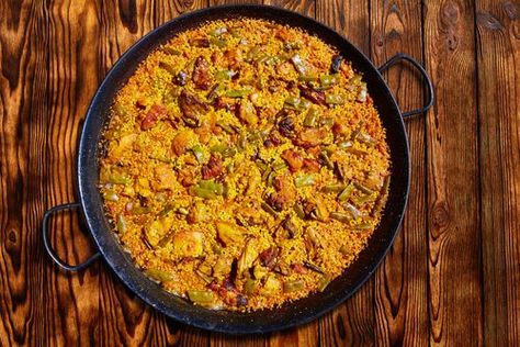 Paella de carne ¡Compártela con los amigos y la familia! #paella #paelladecarne #paelladepolloyconejo #gastronomiaespañola #cocinaespañola #arroz Chicken Lunches, Couscous Pilaf, Chicken Dorito Casserole, Chicken Couscous, Paella Pans, Cheap Groceries, Chicken Lunch, Paella Valenciana, Tasty Chicken